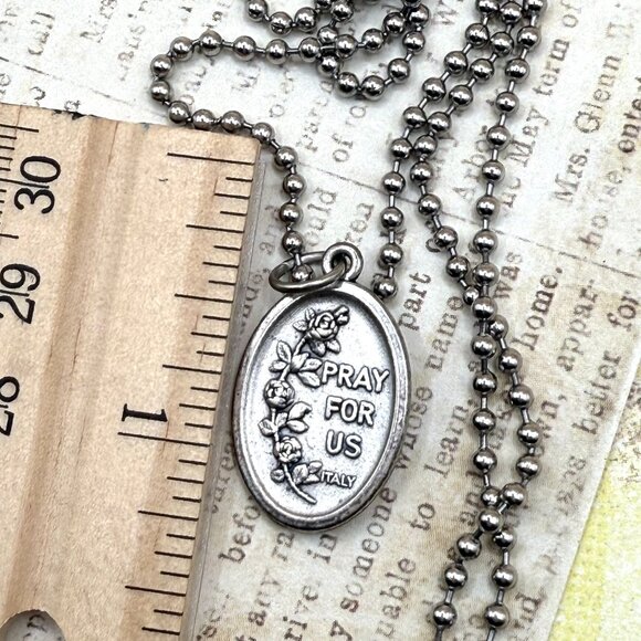 Vintage Saint St Theresa Therese Rustic Religious Medal Pendant Charm Necklace - Picture 7 of 9